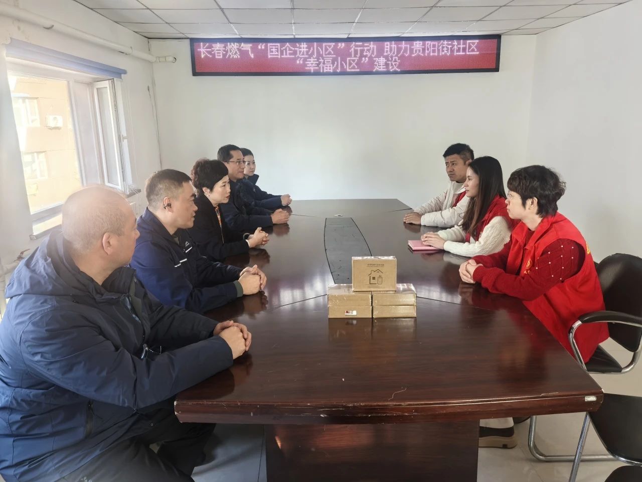 關(guān)愛社區(qū)困難群體 社企共繪居民幸福生活“新藍(lán)圖” ——長(zhǎng)春燃?xì)恻h委為包保社區(qū)困難群眾免費(fèi)安裝智能燃?xì)鈭?bào)警器